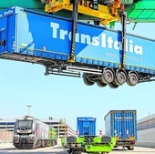 Transporte de un semirremolque hasta la plataforma ferroviaria en el puerto de Valencia.