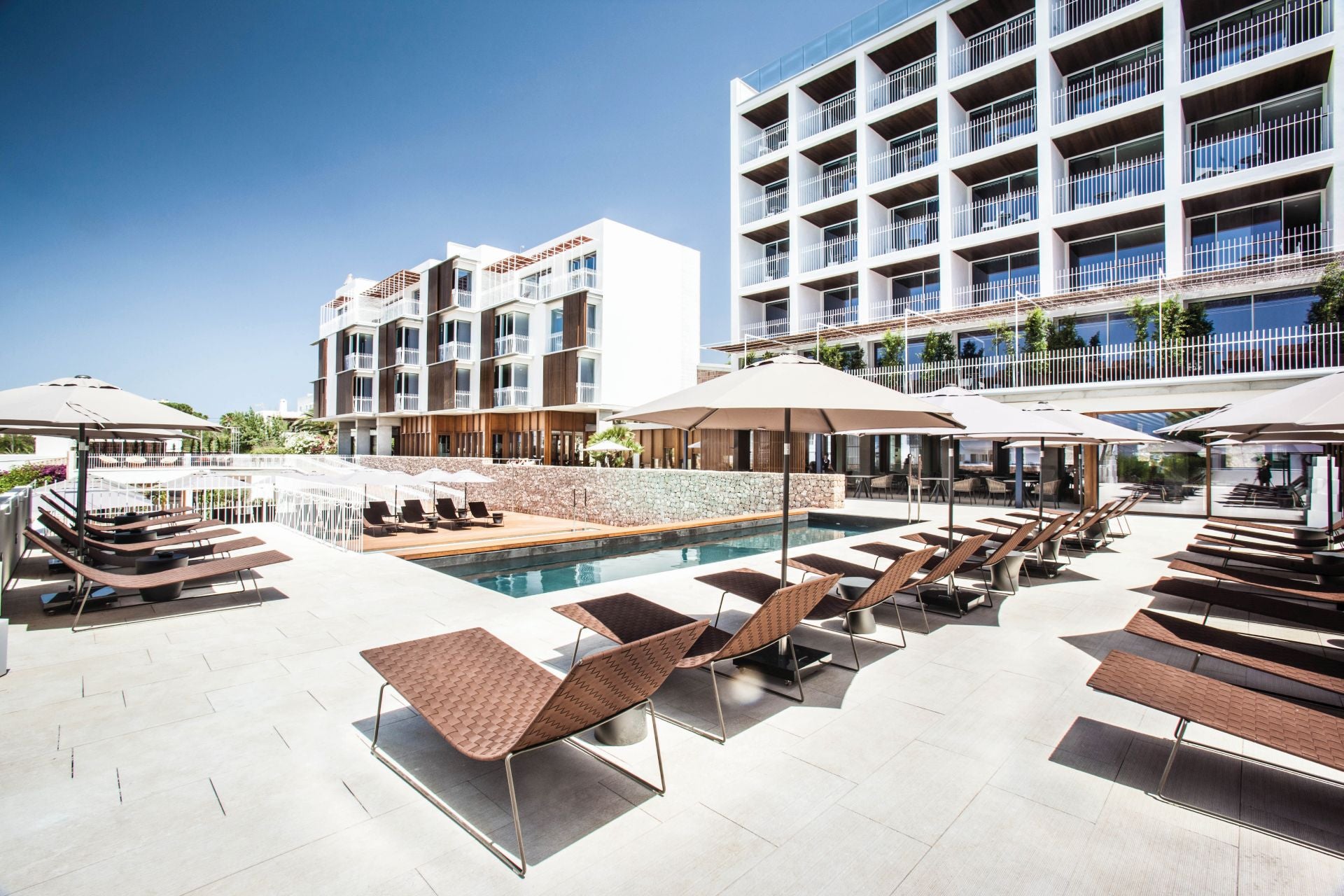 Mobiliario de Andreu World en la piscina del hotel Ocean Drive de Ibiza