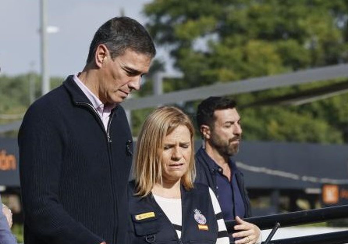 Pedro Sánchez y Pilar Bernabé, antes de entrar en el Cecopi celebrado 48 horas después de la dana.