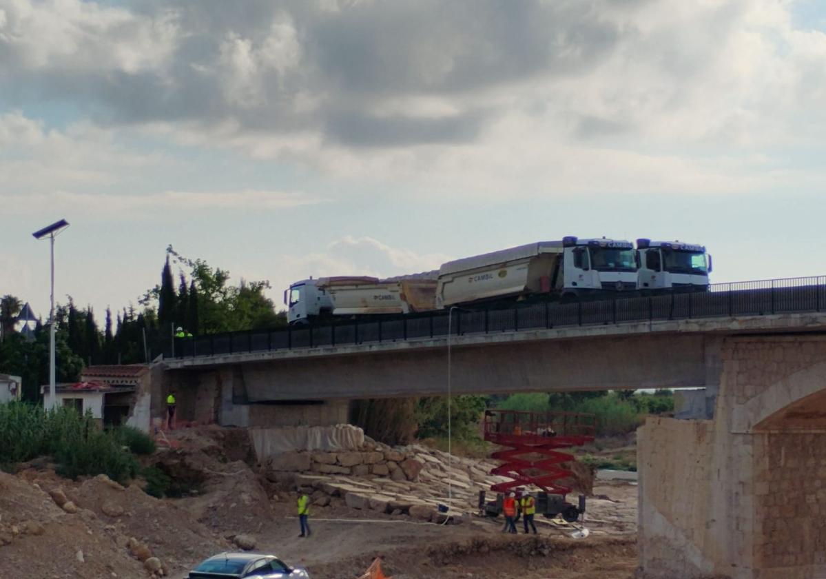 Prueba de carga este jueves en el puente de la CV-50 en Cheste.