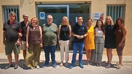 Equipo de Servicios Sociales con el alcalde.