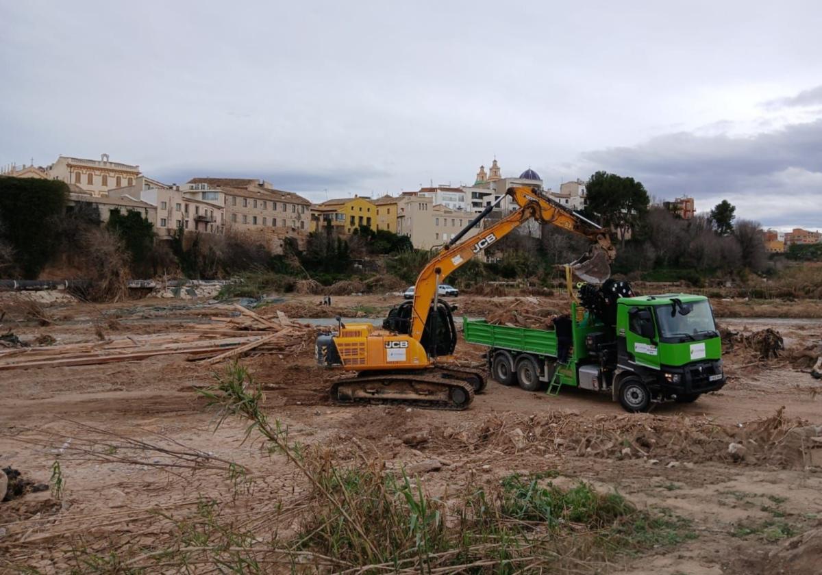 Trabajos de adecuación del Turia a su paso por Riba-roja.