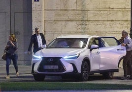 Ángel, este miércoles por la tarde, se acerca al coche en el que se sube para irse de la Delegación de Gobierno.