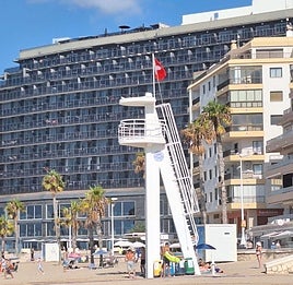 La bandera roja ondeando en la playa del Arenal-Bol.