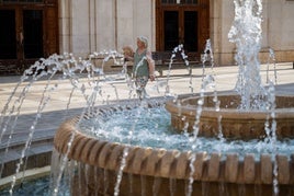 Una fuente de agua en una plaza de Castellón
