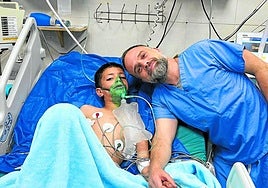 El anestesista valenciano, junto a un niño bombardeado por Israel el pasado mes de abril.