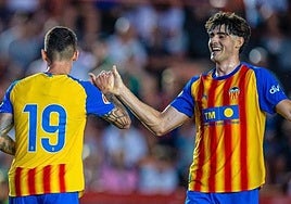 Javi Guerra con Dani Raba en el amistoso contra el Marsella.