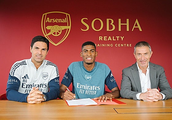 Mosquera, en la firma de su contrato.