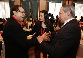 Zulima Pérez, entre el ex conseller Vicent Soler y el ex presidente del Consell Jurídic, Vicente Garrido.