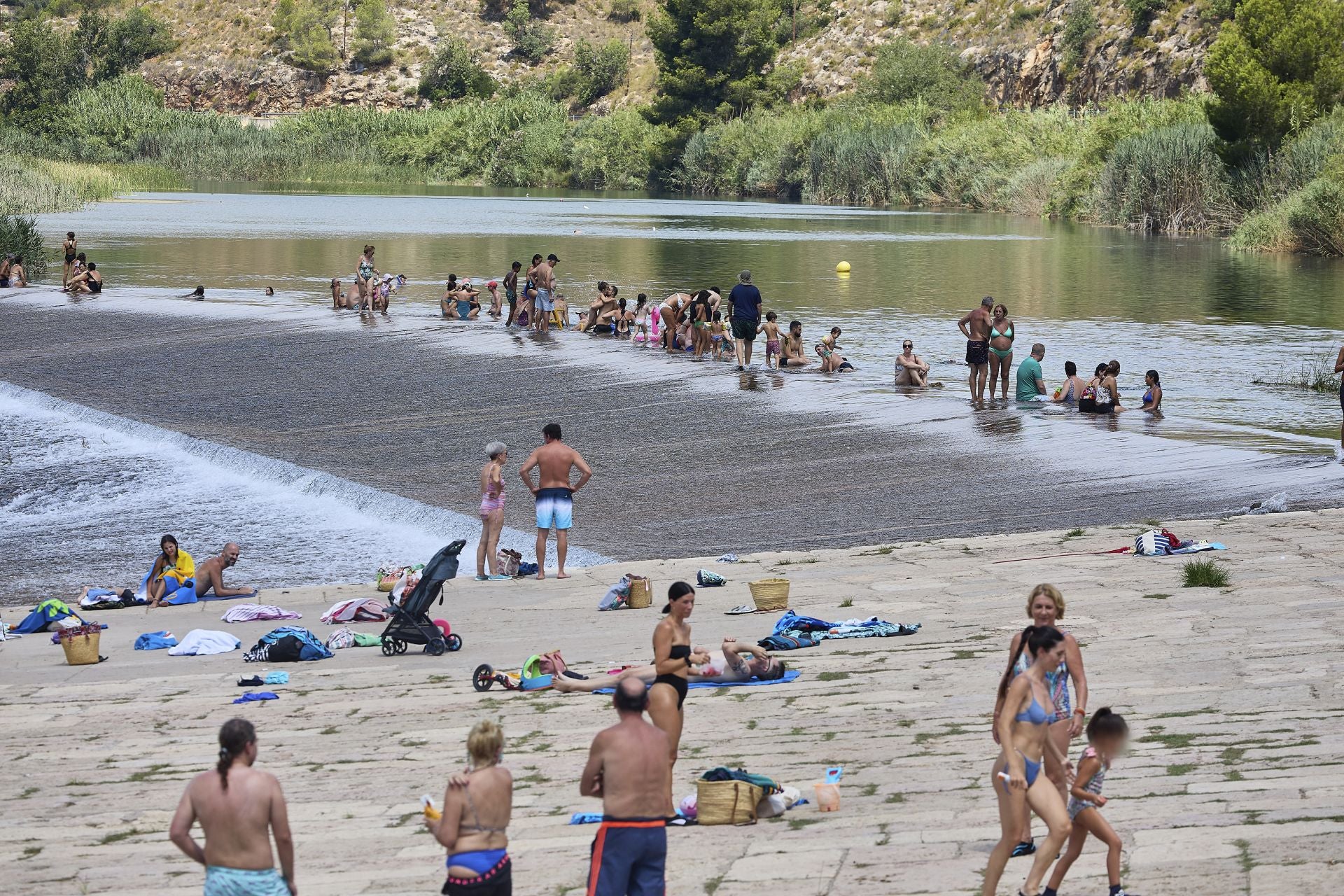 Imagen secundaria 2 - El baño incontrolado obliga a vallar el azud de Antella e imponer aforo