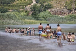 Aglomeraciones para darse un chapuzón en el azud de Antella.