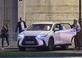 Salida.José María Ángel se dirigeal coche que, en Delegaciónde Gobierno, le esperabala tarde-noche del pasado miércoles.