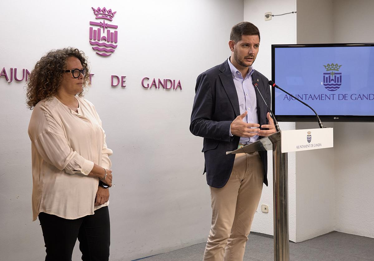 Prieto e Izquierdo durante la presentación de los cambios.