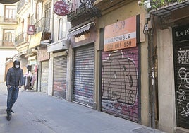 Imagen de archivo de una calle con comercios cerrados.