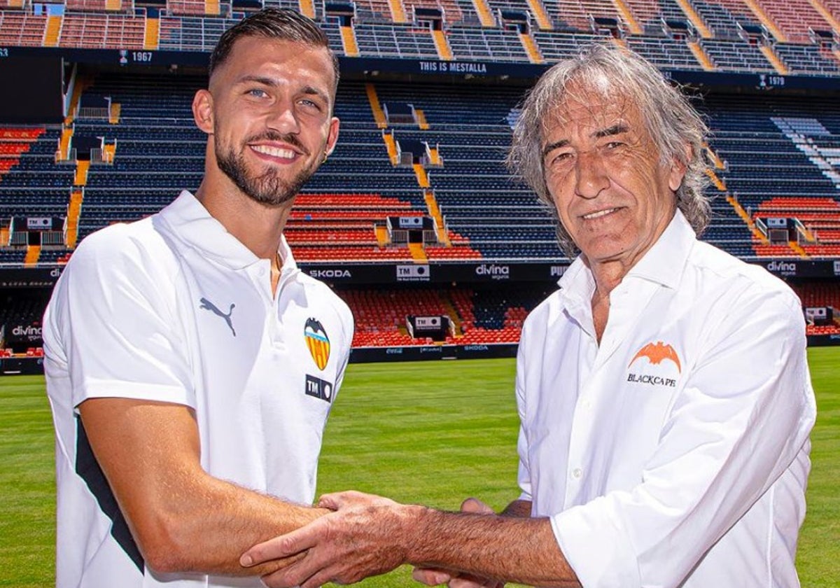 Copete junto a Ricardo Arias en el césped de Mestalla.