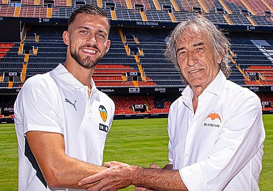 Copete junto a Ricardo Arias en el césped de Mestalla.