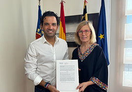 El alcalde de Paterna, Juan Antonio Sagredo, y la presidenta de la Federación Intercomparsas, María Ángeles Salvado.