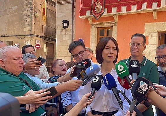 Diana Morant atiende a los medios en Cocentaina, este viernes.