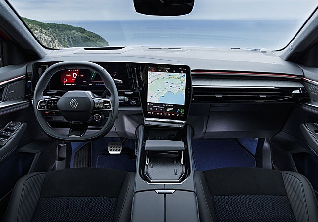 Mucha tecnología en el habitáculo con gran presencia de las dos pantallas y el cargador inalámbrico.