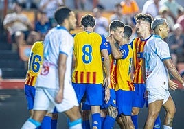 Los jugadores del Valencia celebran el gol anotado ante el OM.