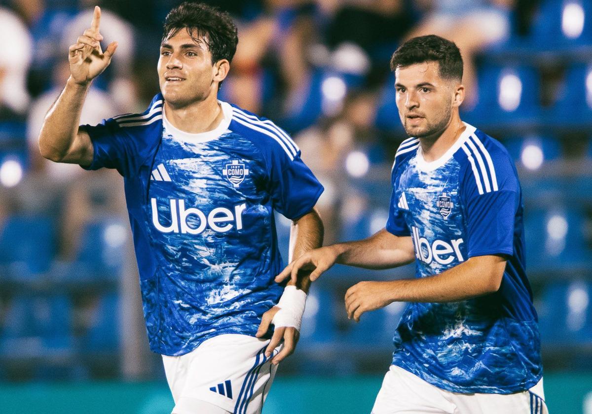 Iván Azón, con el Como italiano.