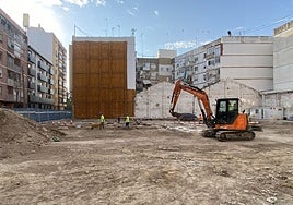Obras previas a la construcción del nuevo edificio con 158 estudios de la calle Bello, en el Grao.