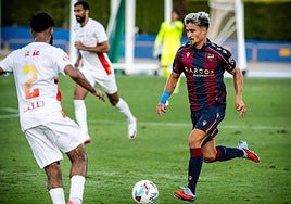 Iván Romero en el amistoso contra el Al-Qadisiyah.