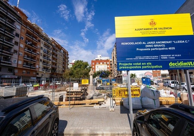 Parque de Nino Bravo, actualmente en obras, visto desde la calle Sagunt.