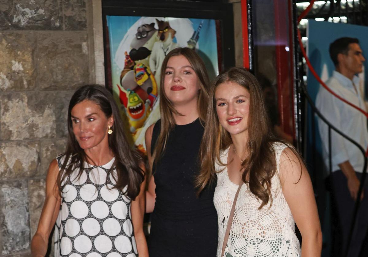 La reina Letizia junto a la princesa Leonor y la infanta Sofía disfrutan de una tarde de cine en Palma de Mallorca