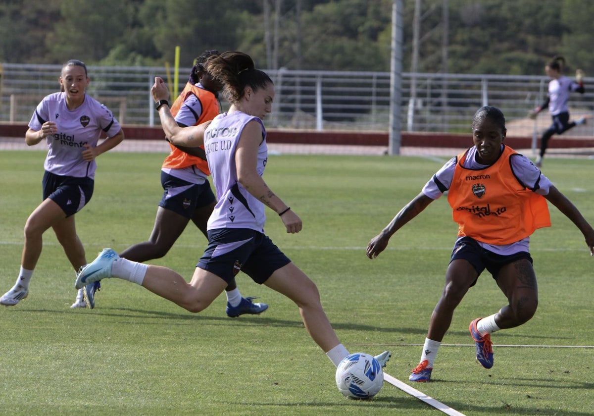 Entrenamiento del Levante femenino en Buñol.