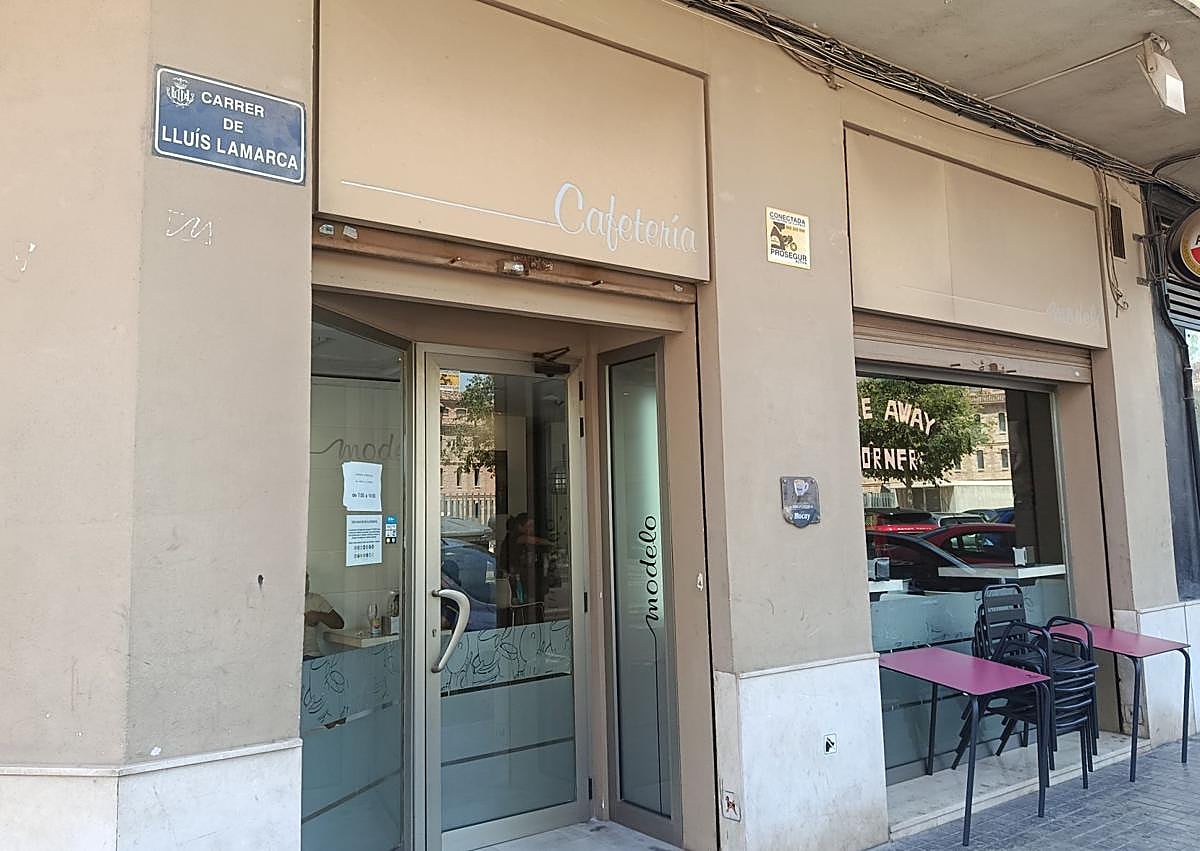 Imagen secundaria 1 - La cafetería y su dueño.