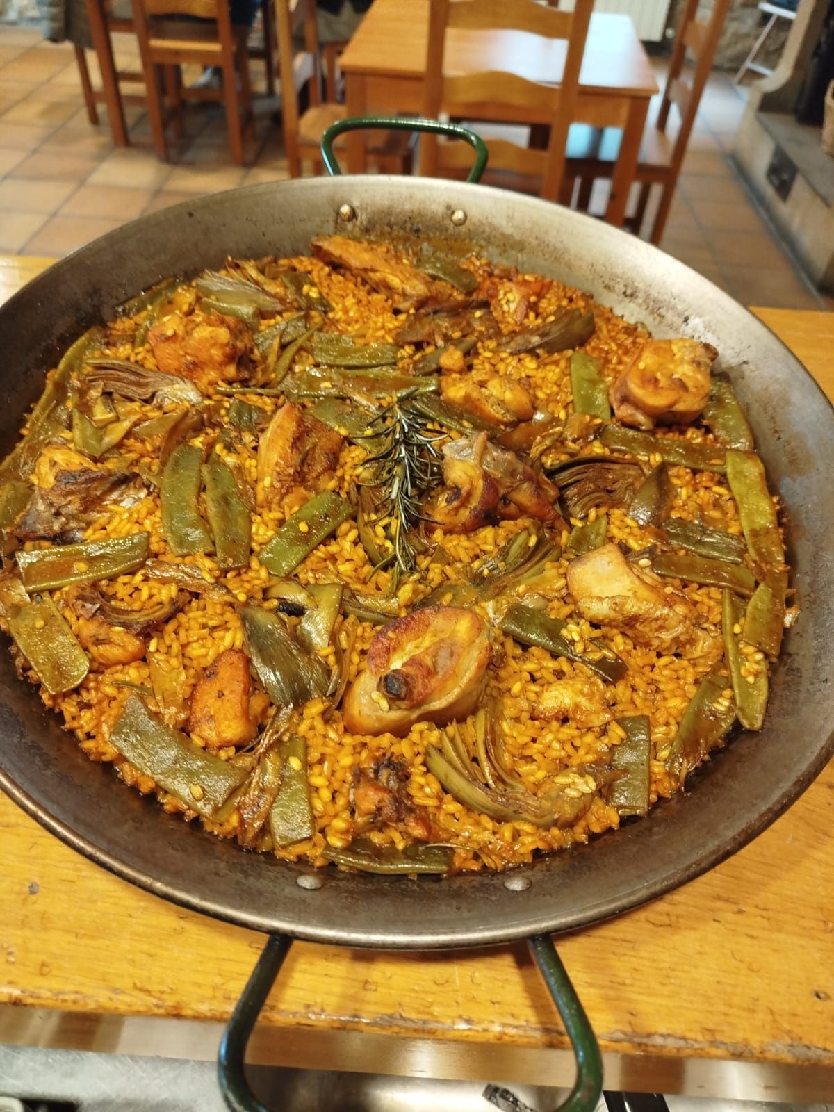 La paella que preparan en el bar de Aguilar de Codés.