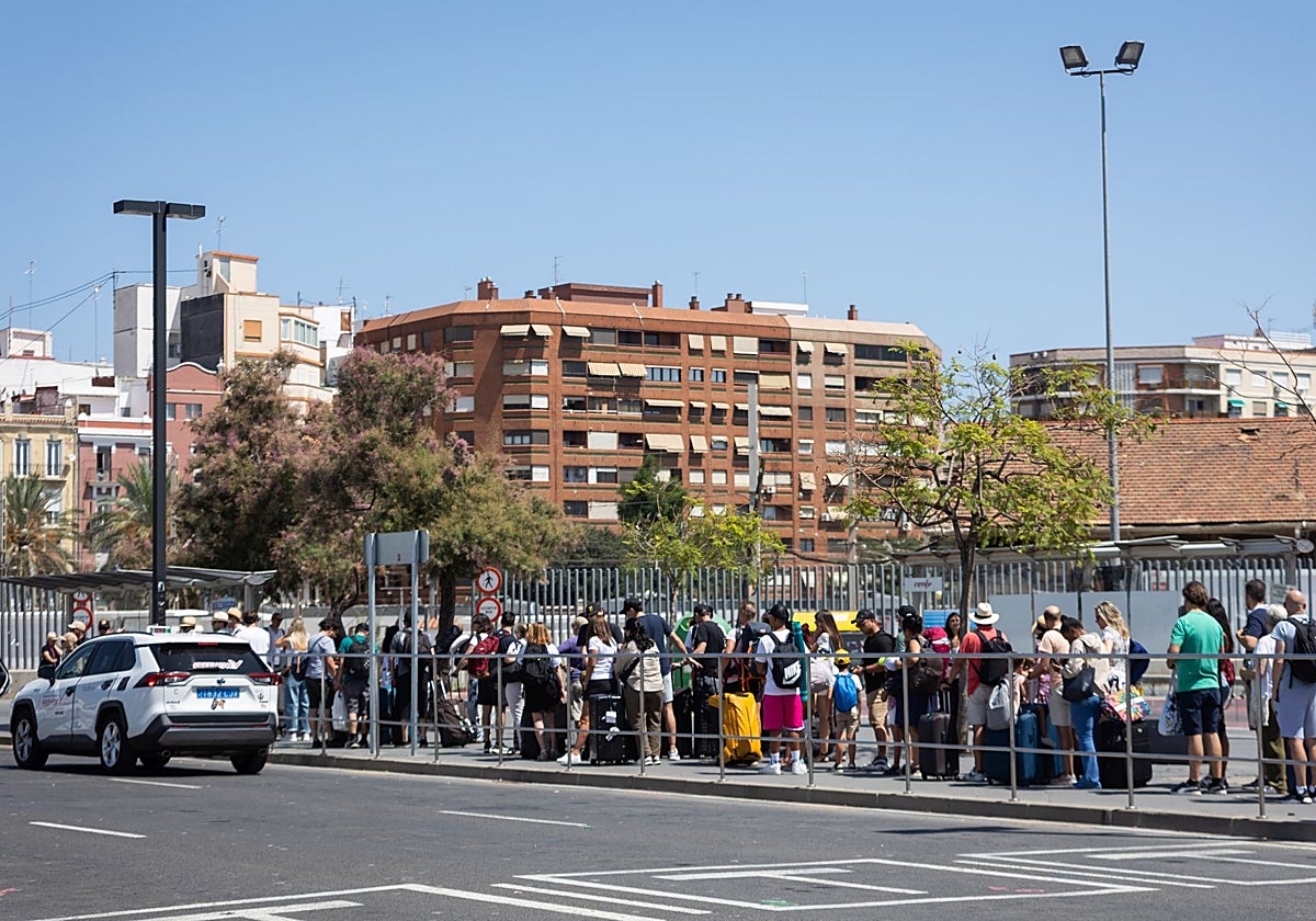 Fila de personas a la espera de un taxi.