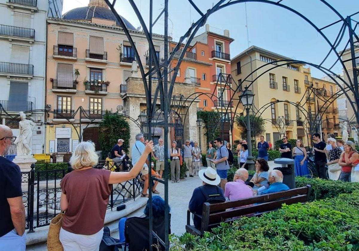 Los vecinos de Ciutat Vella durante la movilización, en la plaza de Parcent.
