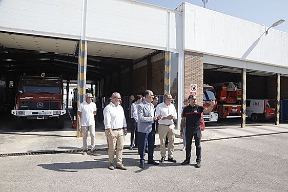 Los presidentes de ambos consorcios y el conseller Valderrama, visitando en parque de bomberos de Dénia.