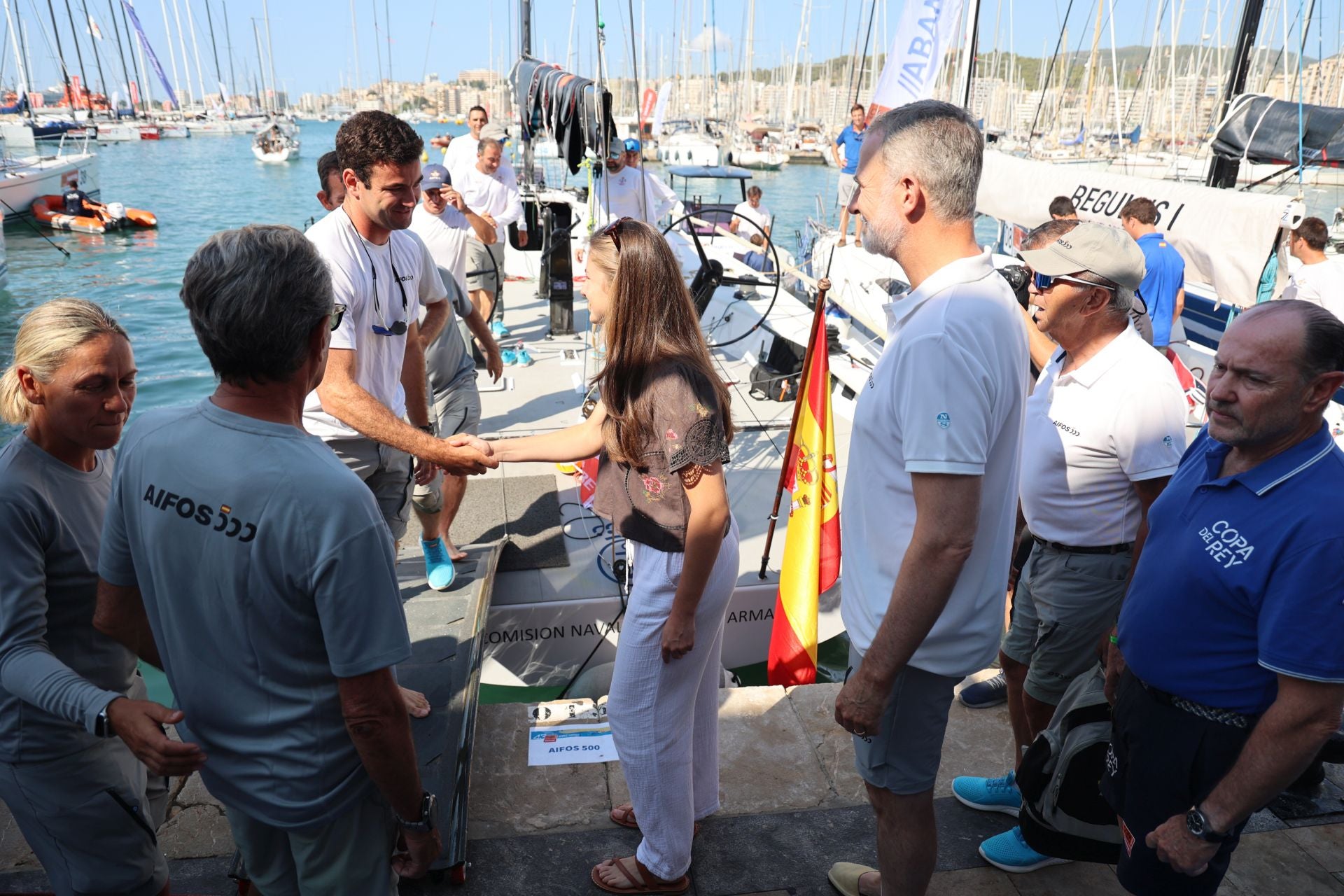La princesa Leonor acompaña al rey Felipe VI al club náutico de Palma