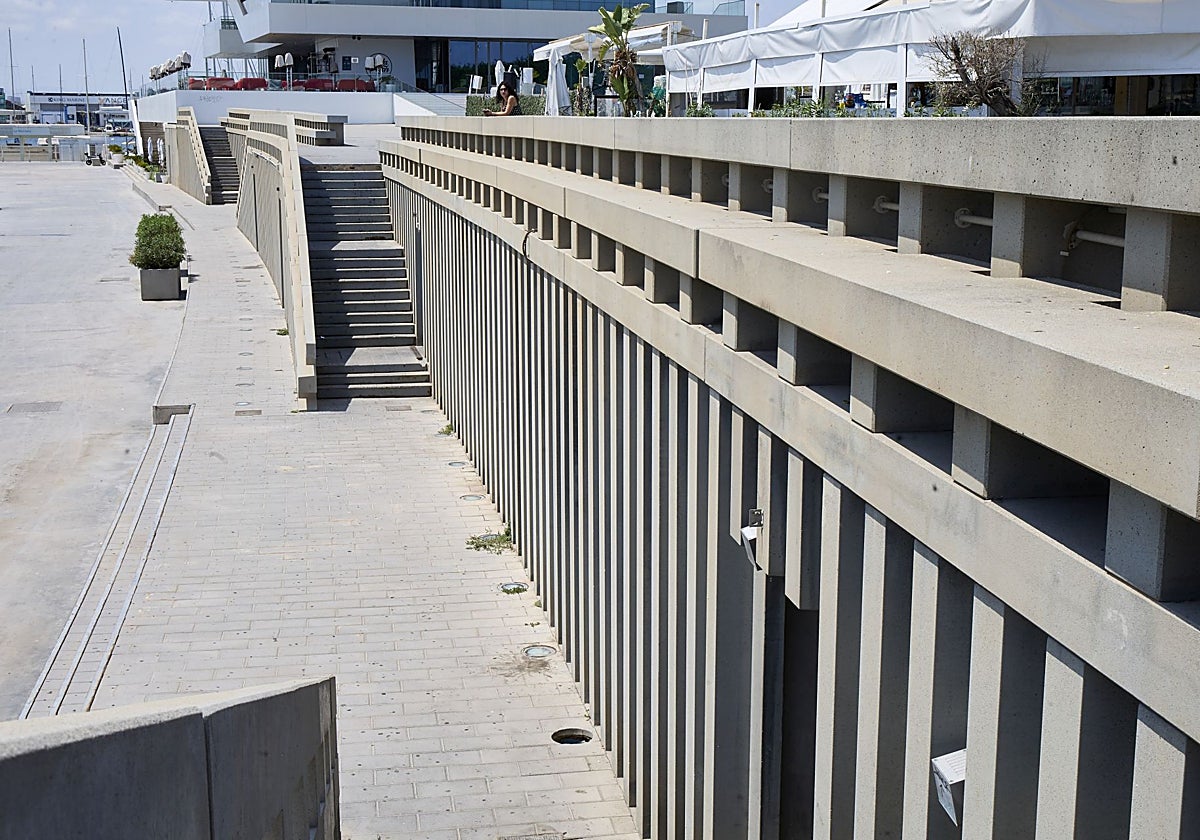 El muro de la Marina donde el pasado jueves se precipitó otro joven.