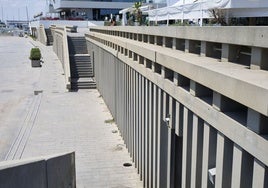 El muro de la Marina donde el pasado jueves se precipitó otro joven.