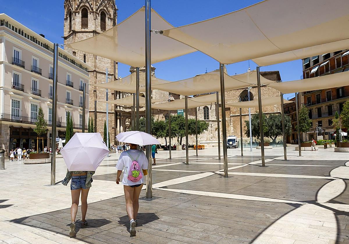 Dos turistas pasean por la plaza de la Reina en Valencia, imagen de archivo.
