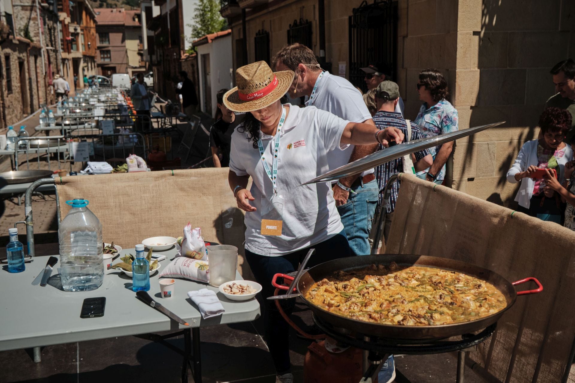 La paella más solidaria con la zona cero se cocina a 600 kilómetros de Valencia
