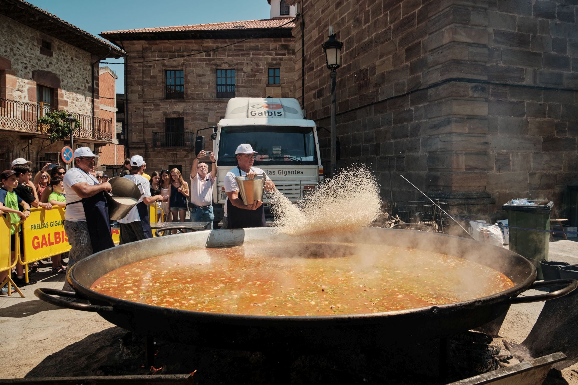 La paella más solidaria con la zona cero se cocina a 600 kilómetros de Valencia