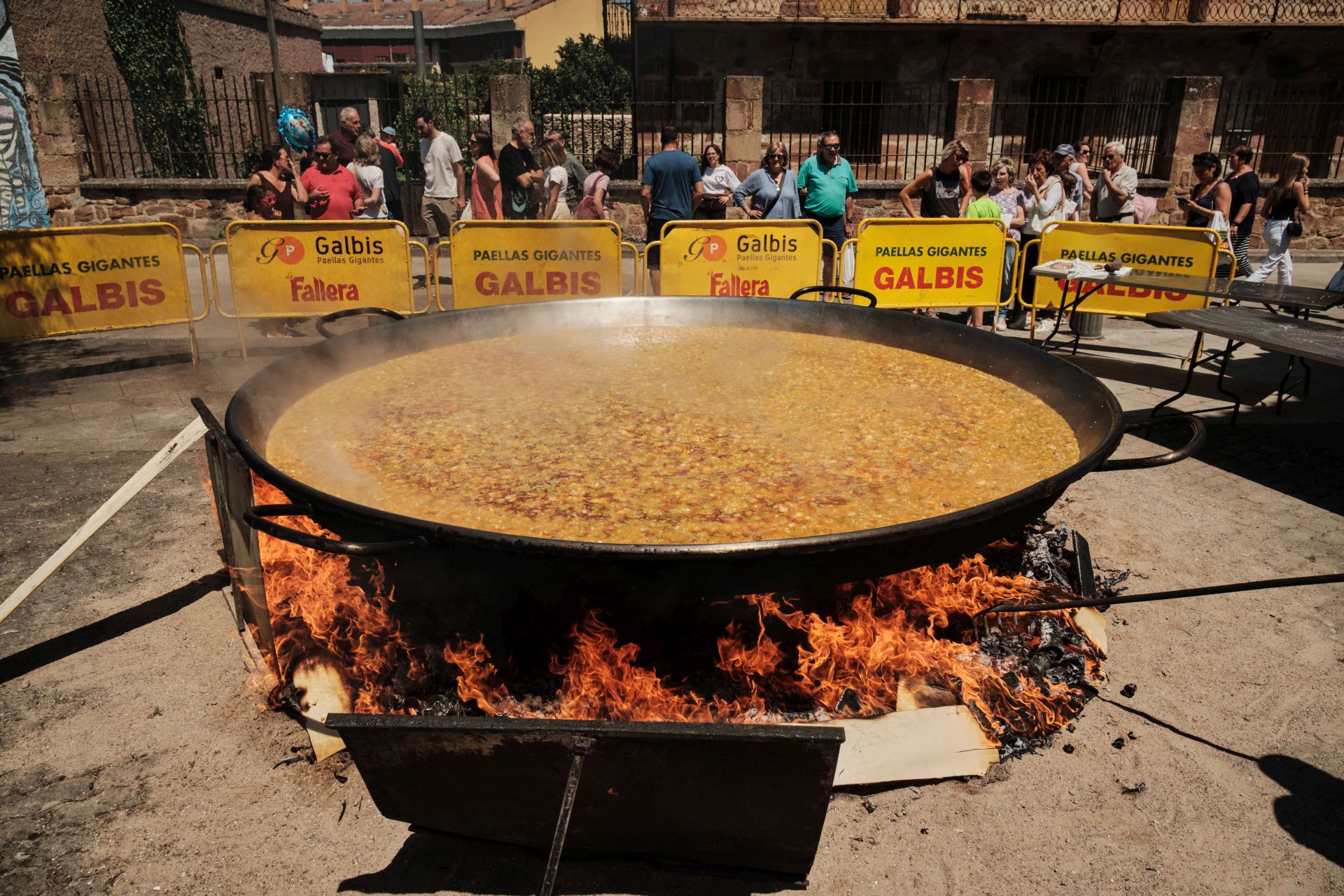 La paella más solidaria con la zona cero se cocina a 600 kilómetros de Valencia