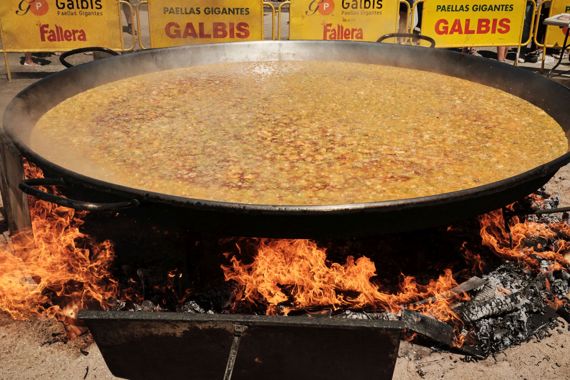 La paella más solidaria con la zona cero se cocina a 600 kilómetros de Valencia