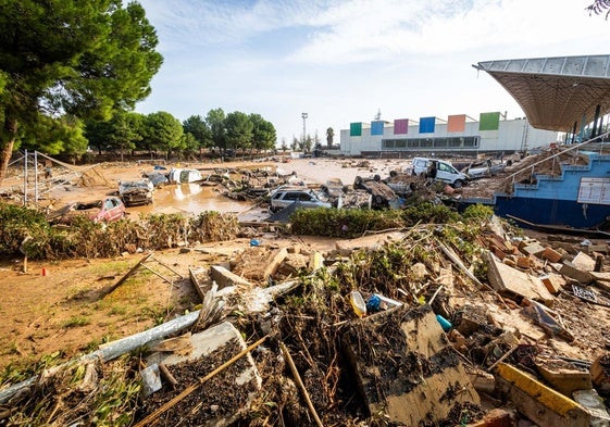 Destrozos de la dana en el campo de fútbol de Paiporta.