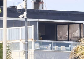 Parte de la fachada del restaurante que ha sufrido el incendio.