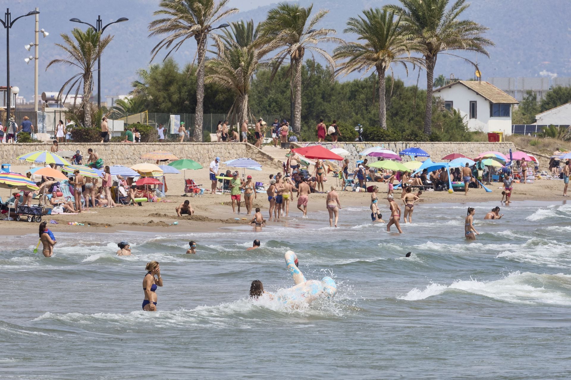 La playa, a rebosar este domingo en Valencia