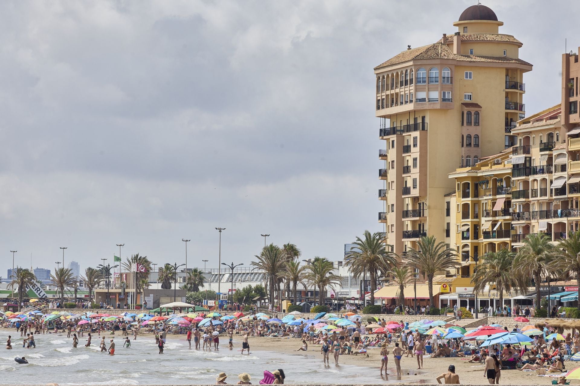 La playa, a rebosar este domingo en Valencia