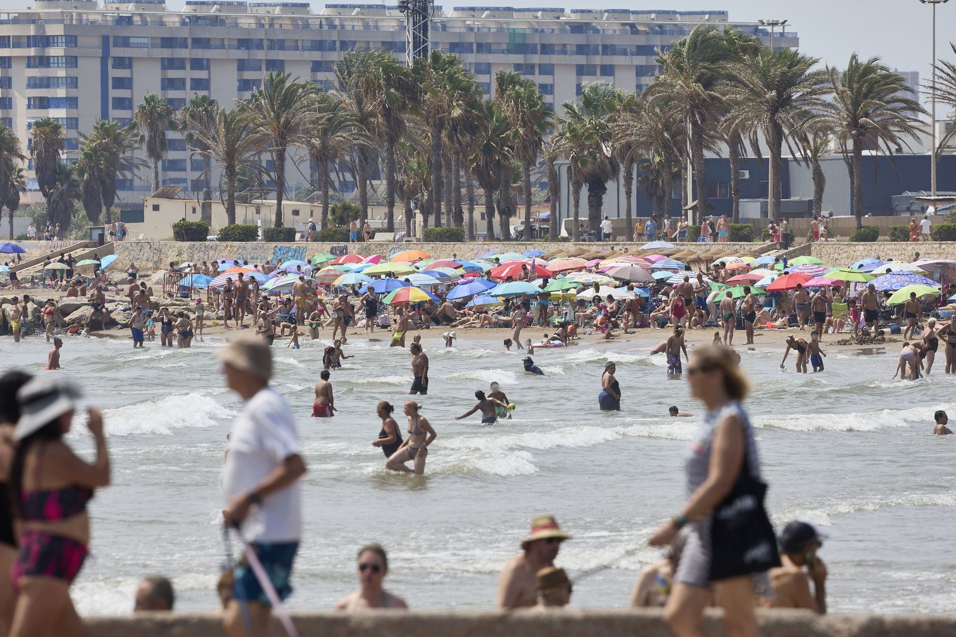 La playa, a rebosar este domingo en Valencia