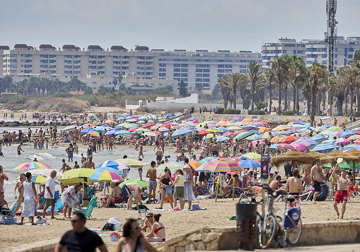La playa, a rebosar este domingo en Valencia