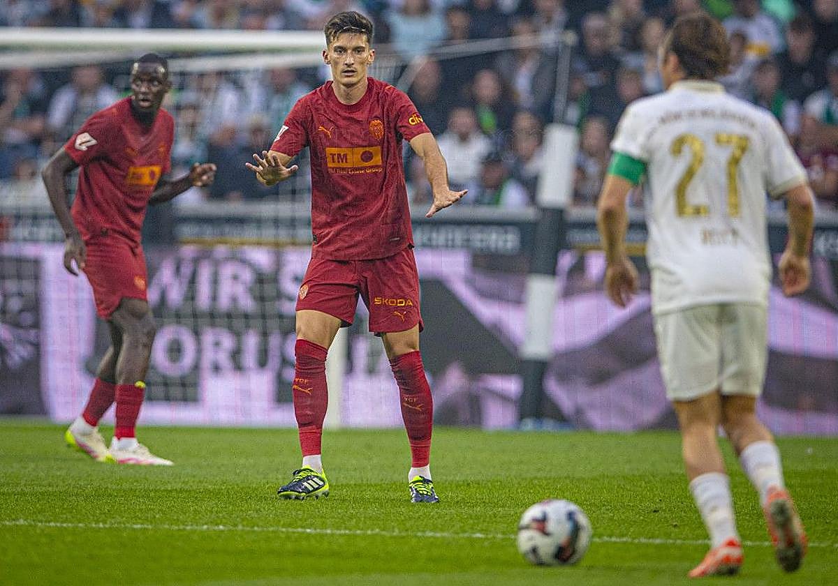 Pepelu, pidiendo calma durante el amistoso del Valencia ante el Borussia Mönchengladbach.